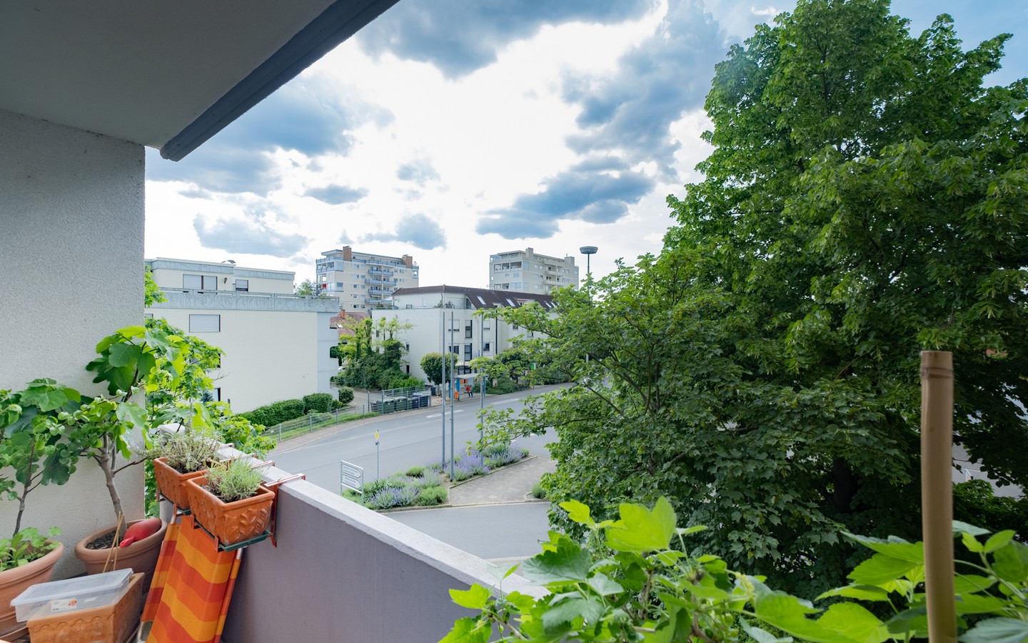 Blick von Loggia - Leimen-St.Ilgen: helle 3-Zimmer-Wohnung mit Loggia, Keller und überdachtem PKW-Stellplatz