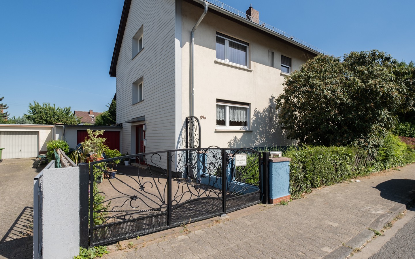 Hauszugang - Freistehendes 2-Familienhaus mit großem Gartengrundstück und viel Platz in Eppelheim (Erbpacht)