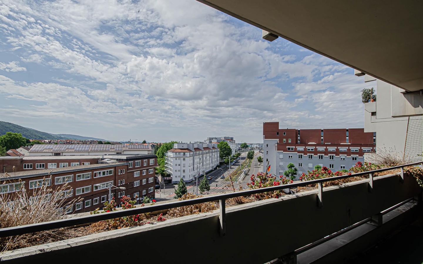 Aussicht vom Balkon - Fantastische Gelegenheit zum Eigennutz oder zur Kapitalanlage: 2-Zimmer mit Balkon in HD-Weststadt
