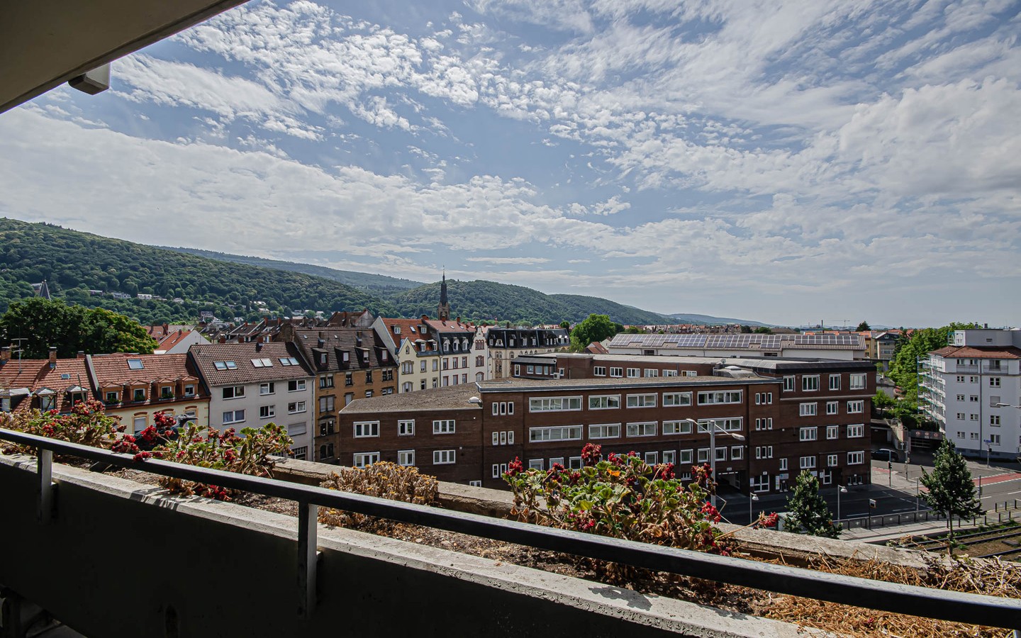 Aussicht vom Balkon - Fantastische Gelegenheit zum Eigennutz oder zur Kapitalanlage: 2-Zimmer mit Balkon in HD-Weststadt