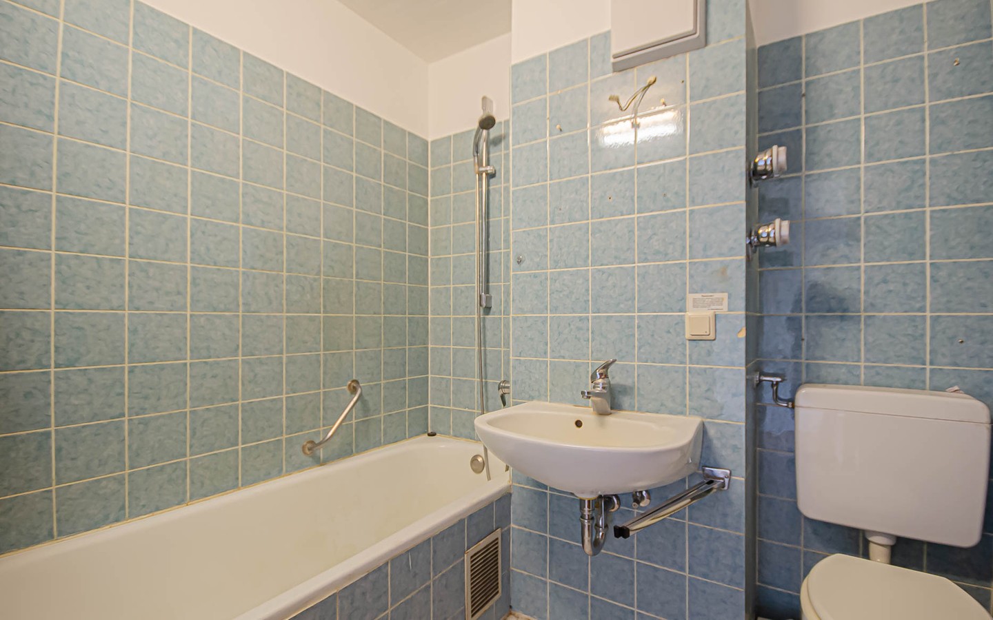 Badezimmer - Fantastische Gelegenheit zum Eigennutz oder zur Kapitalanlage: 2-Zimmer mit Balkon in HD-Weststadt