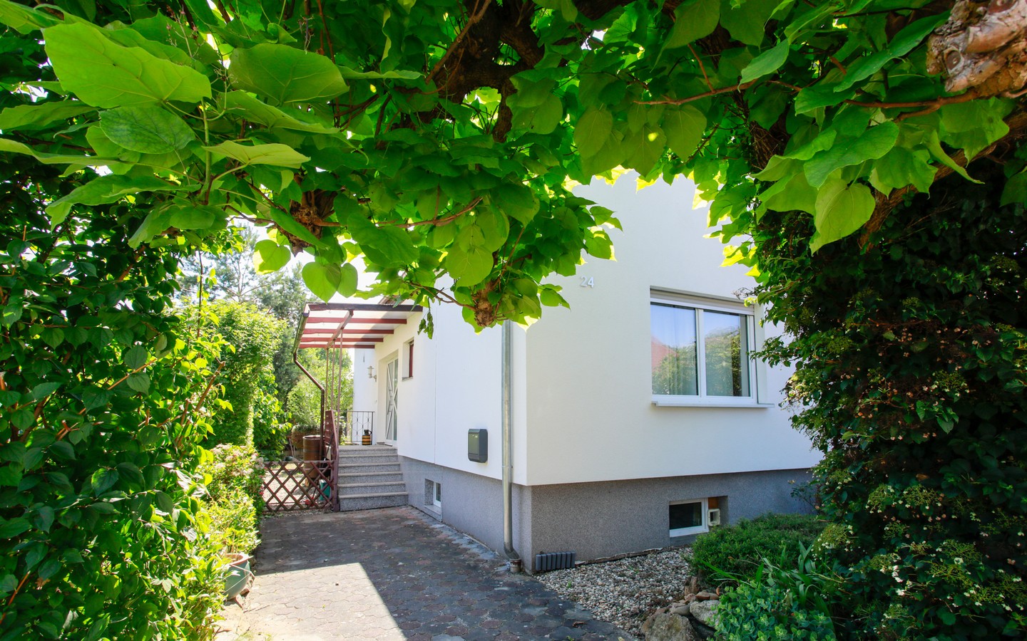 Zugang Haus - Ihr neues Zuhause in Rheinsheim: Ein- bis Zweifamilienhaus mit Garten, Terrasse und vielen Extras