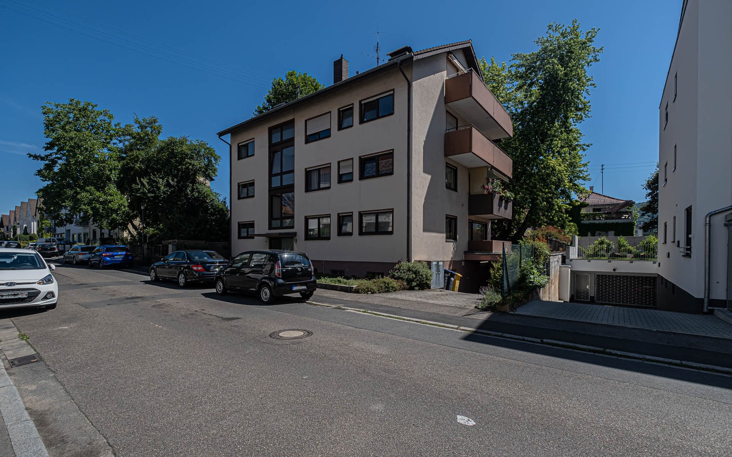 Hausansicht - Großzügig&bezugsfrei: 3,5-Zimmer-Wohnung mit Stellplatz, Garage und Loggia in HD-Kirchheim