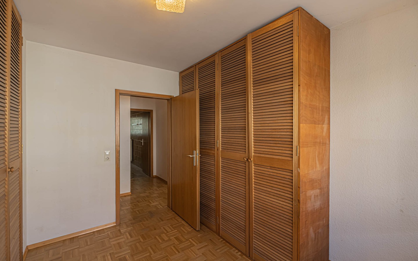 Zimmer 2 - Großzügig&bezugsfrei: 3,5-Zimmer-Wohnung mit Stellplatz, Garage und Loggia in HD-Kirchheim