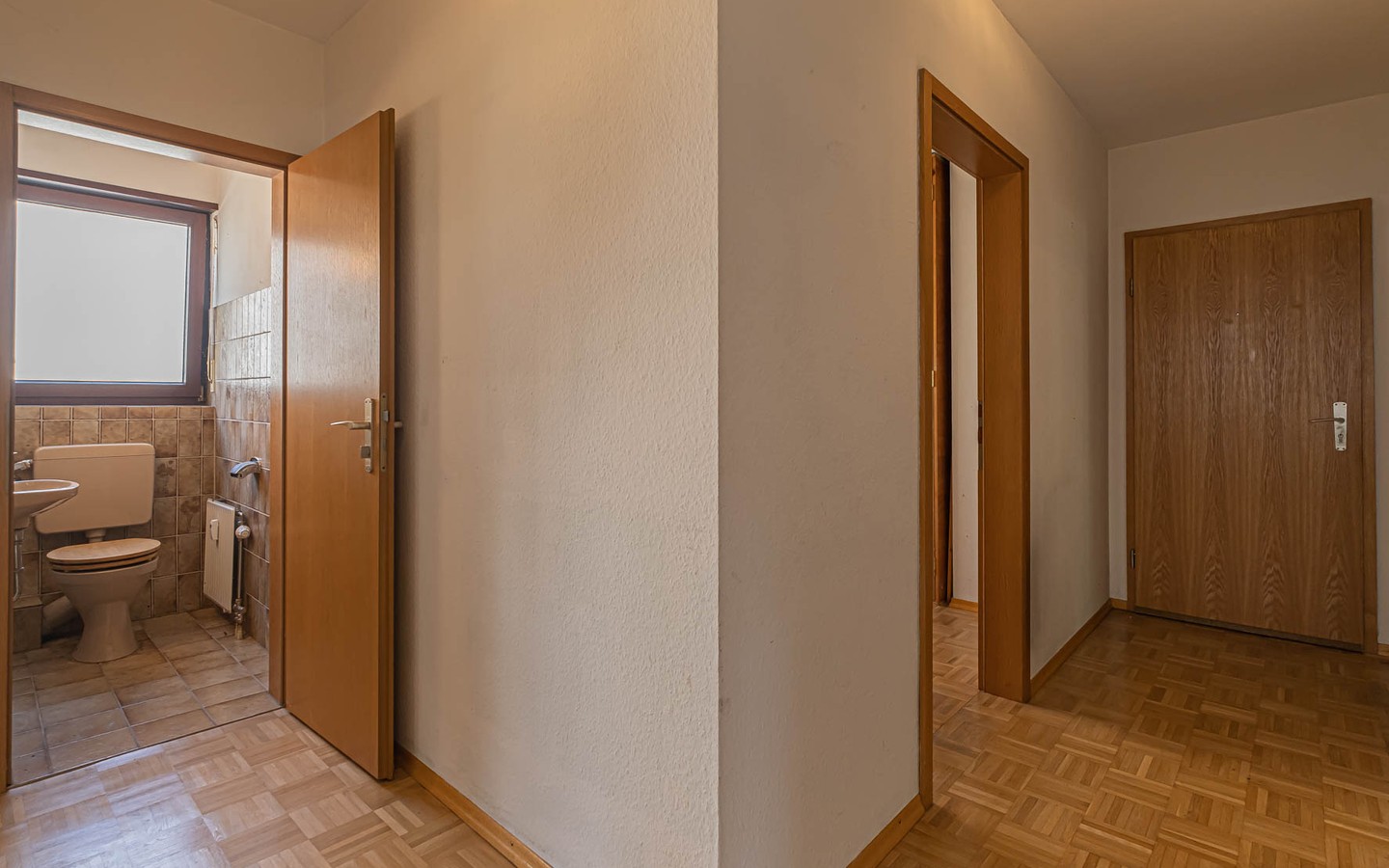 Flur - Großzügig&bezugsfrei: 3,5-Zimmer-Wohnung mit Stellplatz, Garage und Loggia in HD-Kirchheim