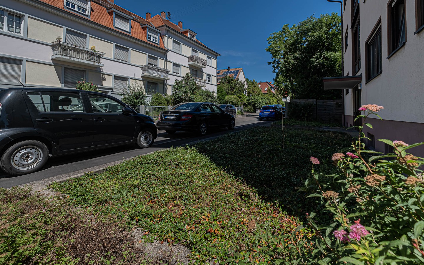 Vorgarten - Großzügig&bezugsfrei: 3,5-Zimmer-Wohnung mit Stellplatz, Garage und Loggia in HD-Kirchheim