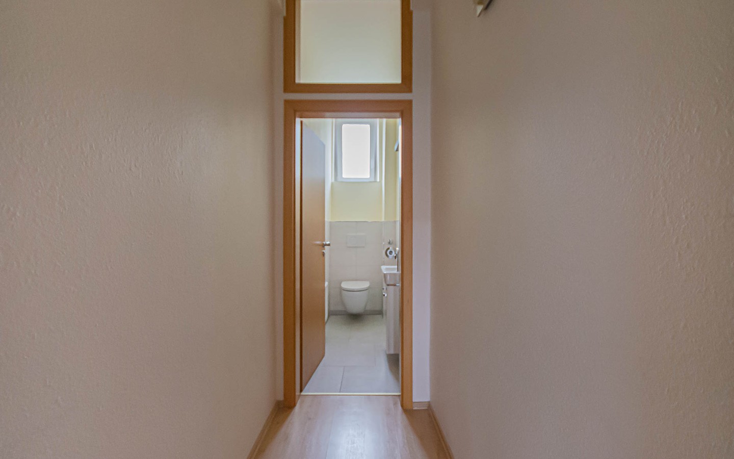 Flur zum WC - Charmante 3,5-Zimmerwohnung mit Balkon