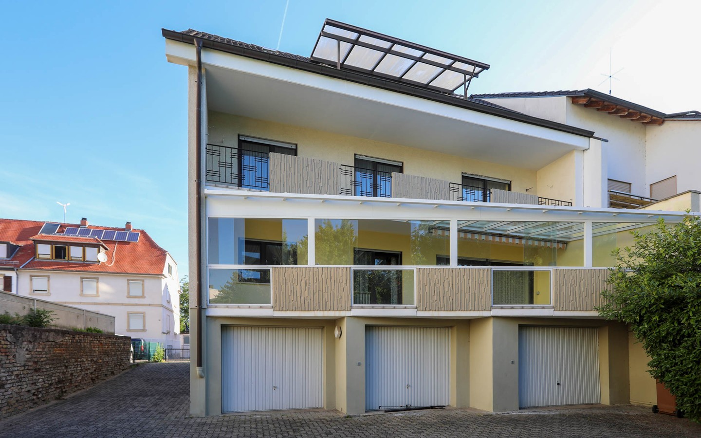 Hausansicht - Speyer: Großes Haus in guter Wohnlage samt Garten und 3 Garagenstellplätzen