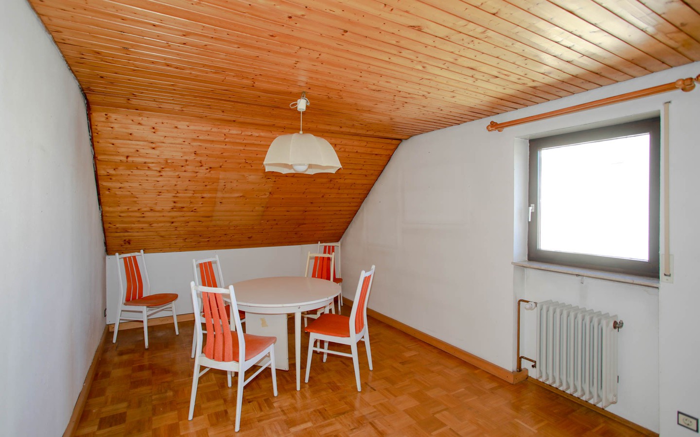 Zimmer DG - Speyer: Großes Haus in guter Wohnlage samt Garten und 3 Garagenstellplätzen