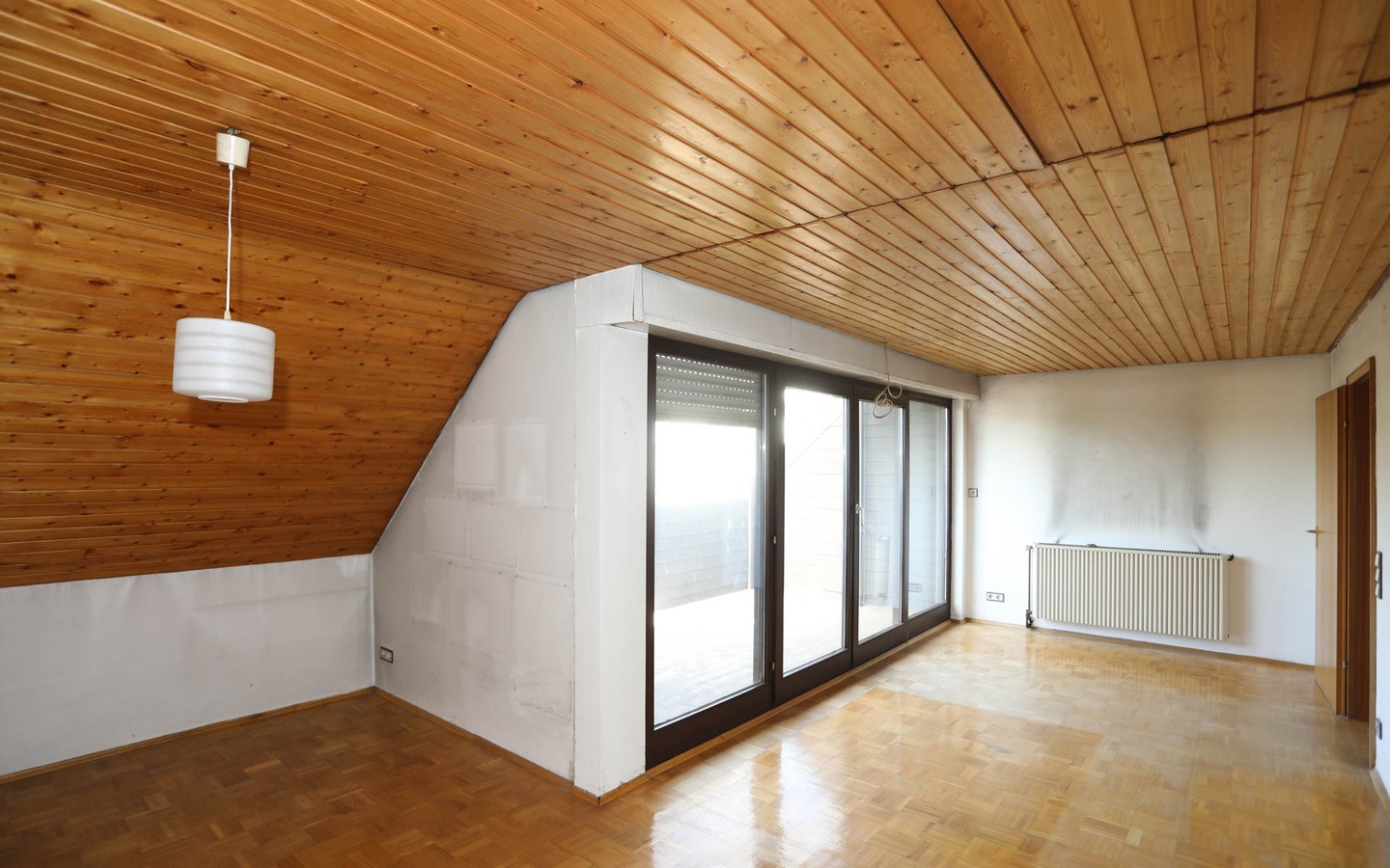 Zimmer DG - Speyer: Großes Haus in guter Wohnlage samt Garten und 3 Garagenstellplätzen
