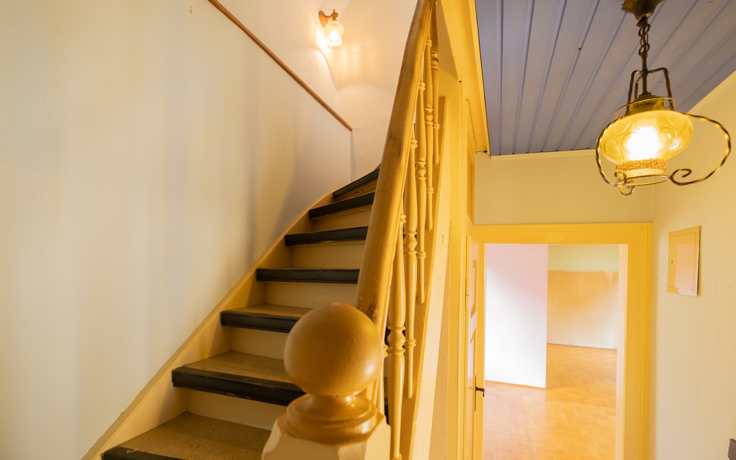Treppenaufgang - Aus Alt mach Neu - ein Haus mit Garten harrt auf sein Comeback in Ziegelhausen