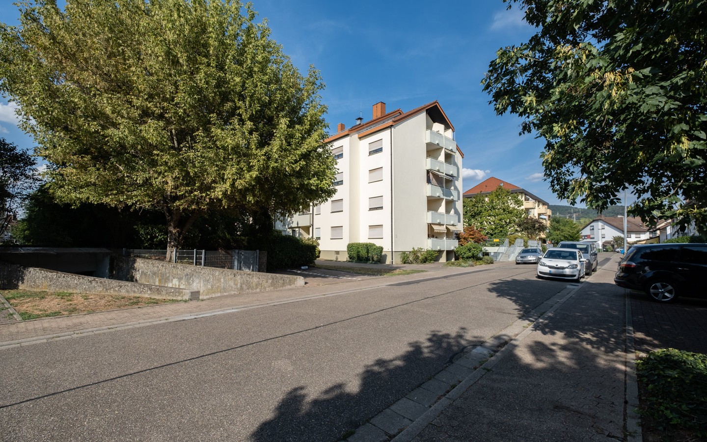Hausansicht - Wohnen mit Aussicht: geräumige 2-Zimmer-DG-Wohnung mit TG-Stellplatz und Balkon in Leimen (Erbpacht)