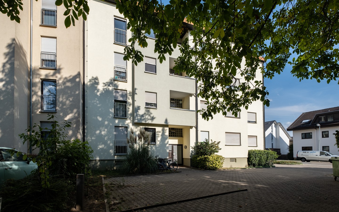 Hauszugang - Wohnen mit Aussicht: geräumige 2-Zimmer-DG-Wohnung mit TG-Stellplatz und Balkon in Leimen (Erbpacht)