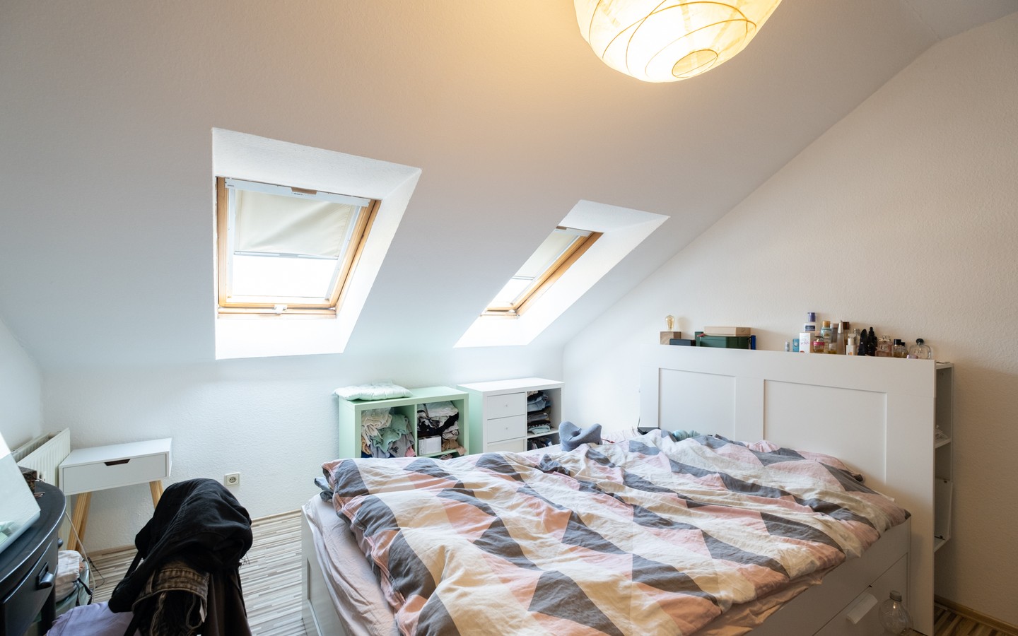 Schlafzimmer - Wohnen mit Aussicht: geräumige 2-Zimmer-DG-Wohnung mit TG-Stellplatz und Balkon in Leimen (Erbpacht)