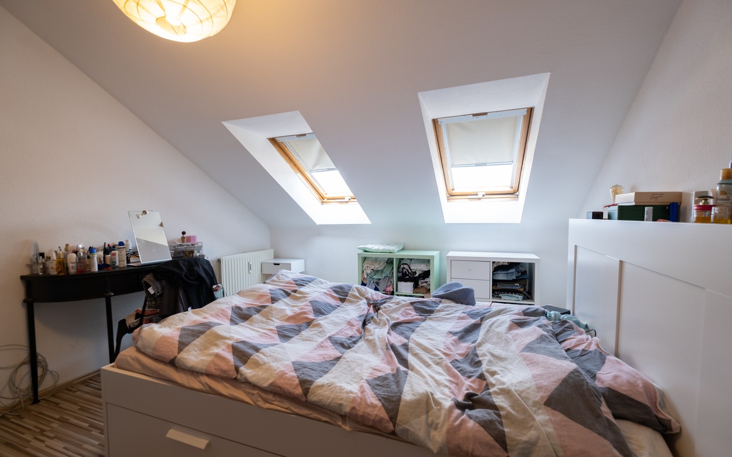 Schlafzimmer - Wohnen mit Aussicht: geräumige 2-Zimmer-DG-Wohnung mit TG-Stellplatz und Balkon in Leimen (Erbpacht)