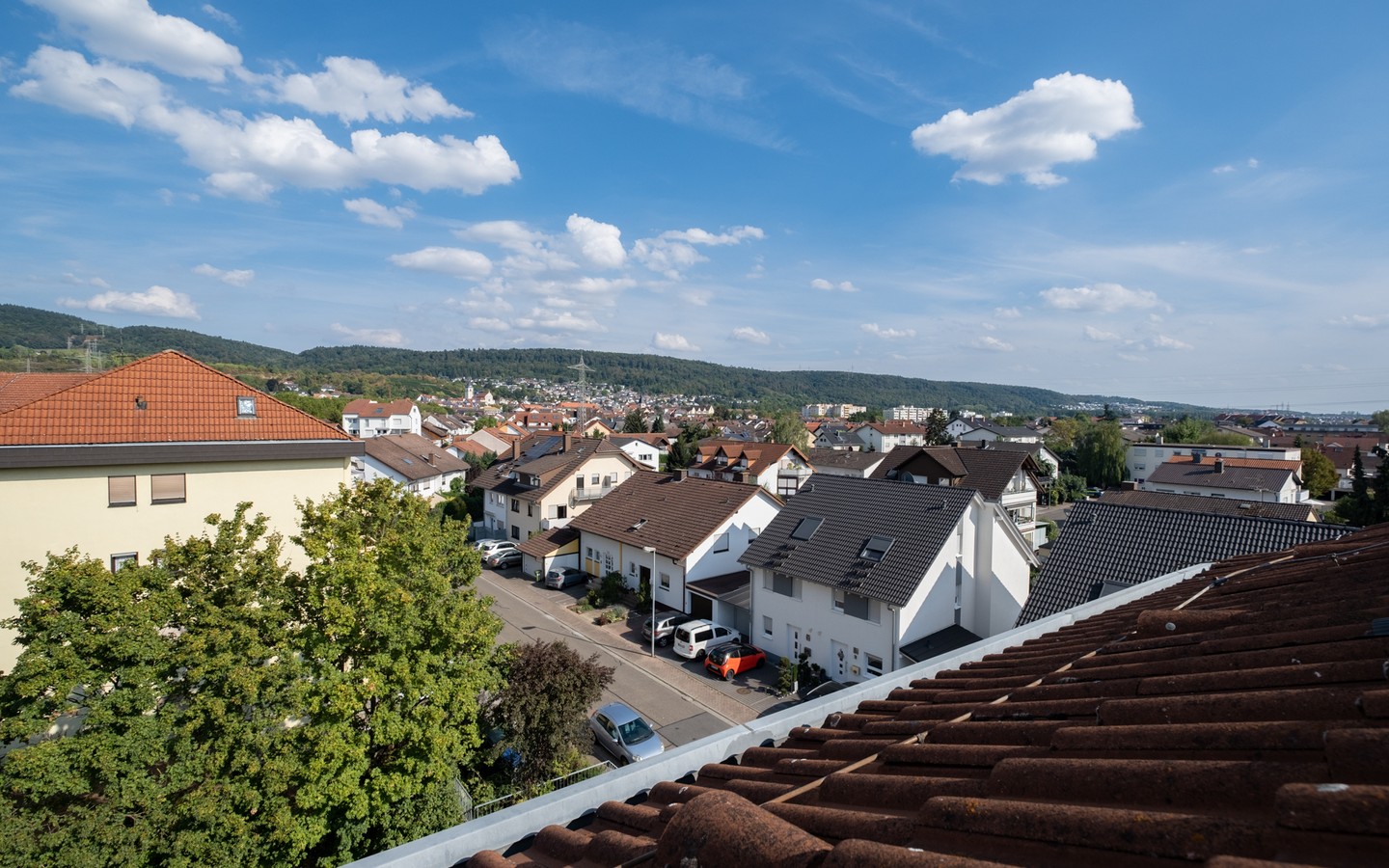 Ausblick - Wohnen mit Aussicht: geräumige 2-Zimmer-DG-Wohnung mit TG-Stellplatz und Balkon in Leimen (Erbpacht)