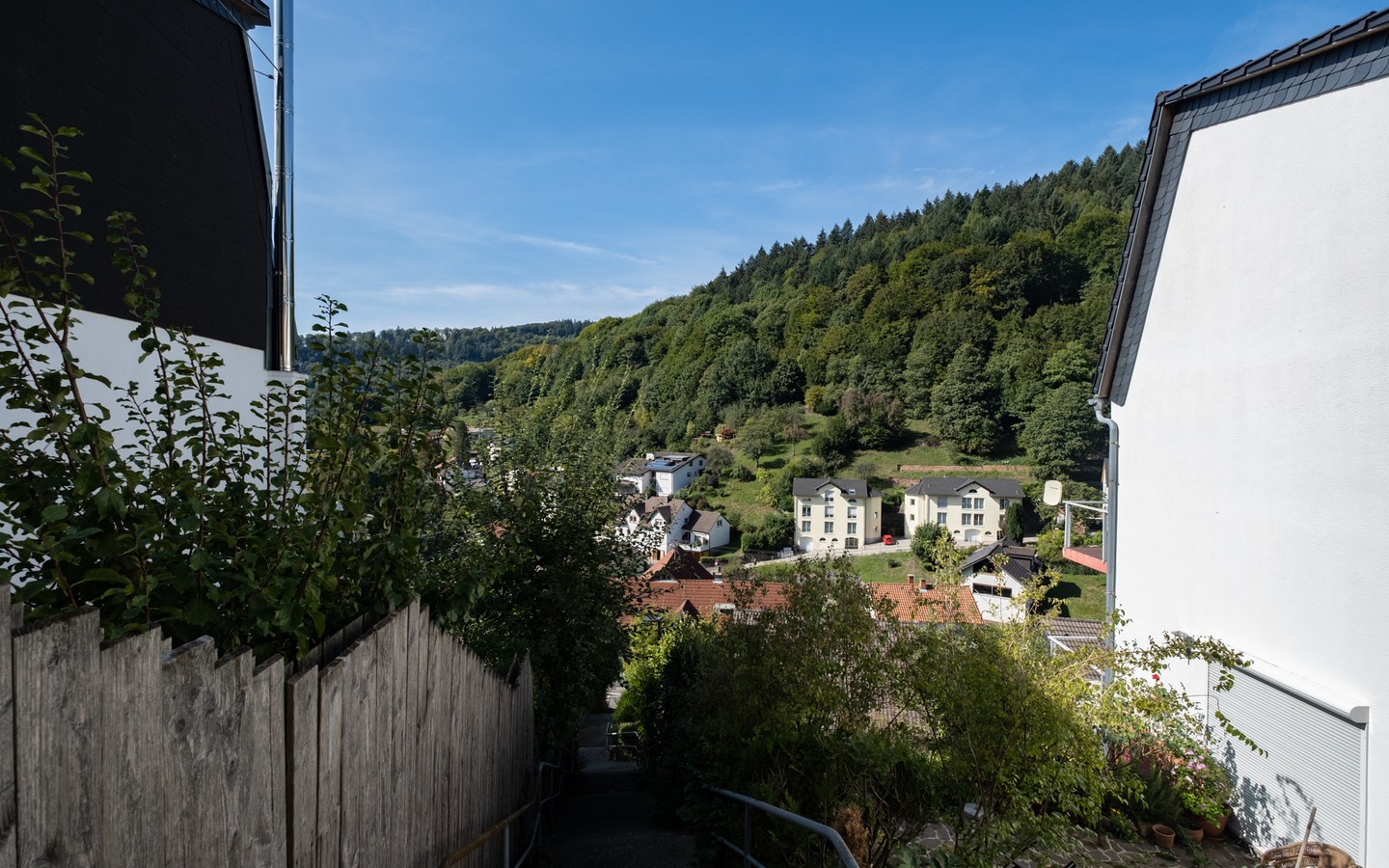 Fußweg ins Zentrum - Traumhafte Aussichten & umgeben von der Natur: Reihenendhaus zum Selbstbezug in HD-Ziegelhausen
