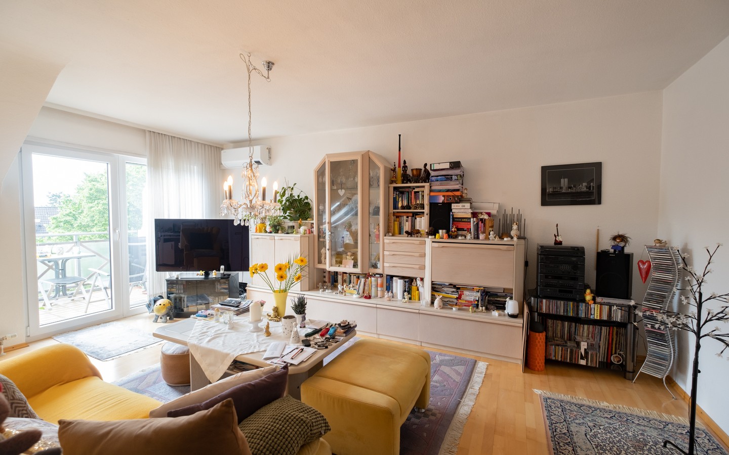Wohnzimmer - Charmante 2,5-Zimmer-Wohnung mit TG-Stellplatz und Sonnenbalkon in ruhiger Lage von Dossenheim