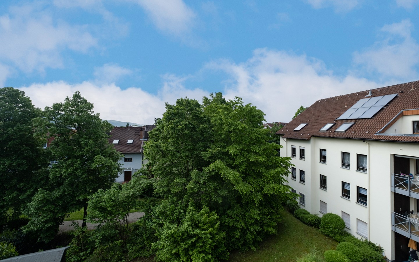 Ausblick - Charmante 2,5-Zimmer-Wohnung mit TG-Stellplatz und Sonnenbalkon in ruhiger Lage von Dossenheim