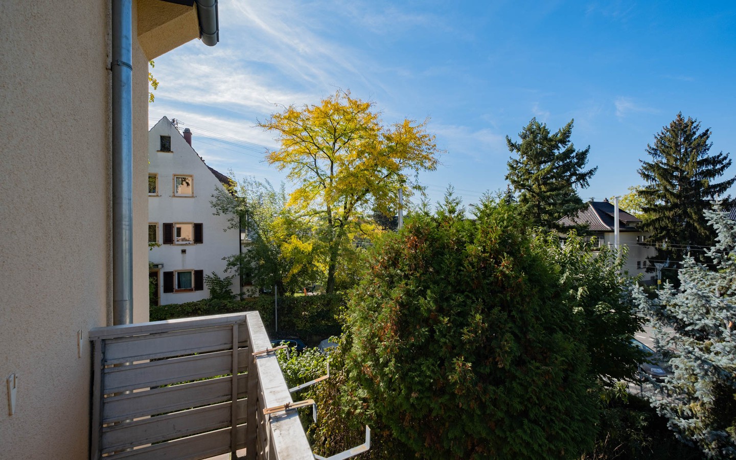 Balkon 1.OG - Kapitalanlage + Eigennutzung: Gepflegtes 3-Familienhaus mit Garten und bezugsfertiger Wohnung