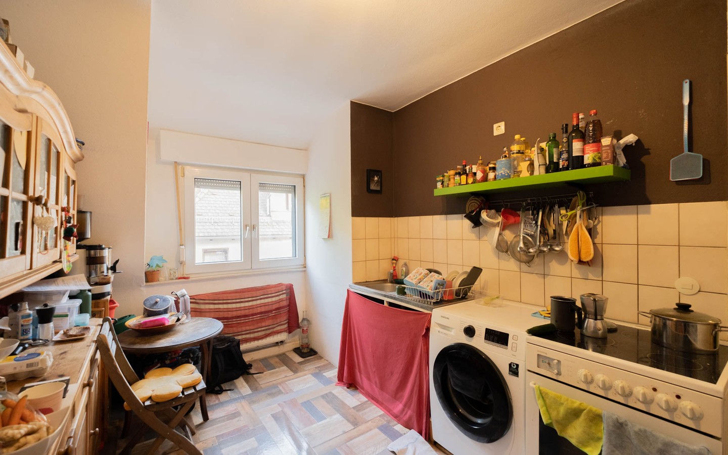 Küche DG - Kapitalanlage + Eigennutzung: Gepflegtes 3-Familienhaus mit Garten und bezugsfertiger Wohnung