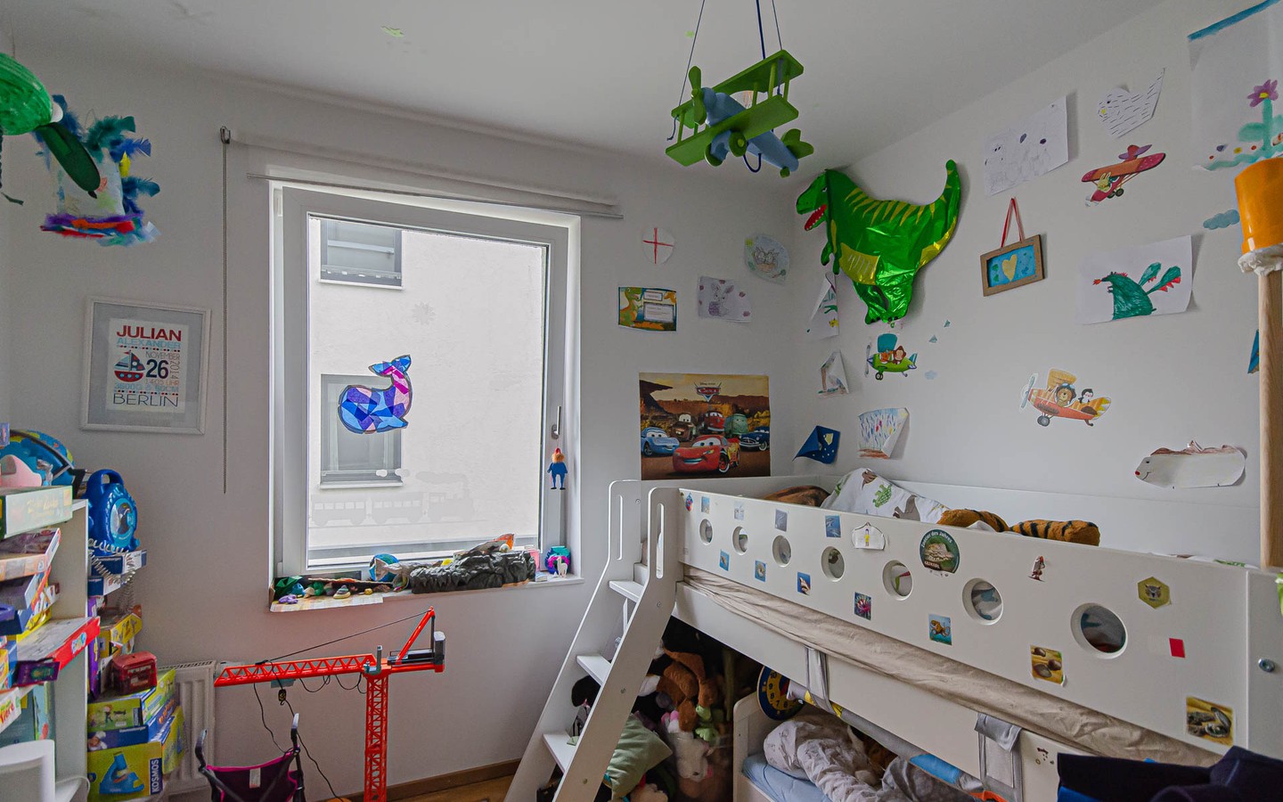 Kinderzimmer - Direkt an der Promenade: Hochwertige Dreizimmerwohnung mit Blick ins Grüne
