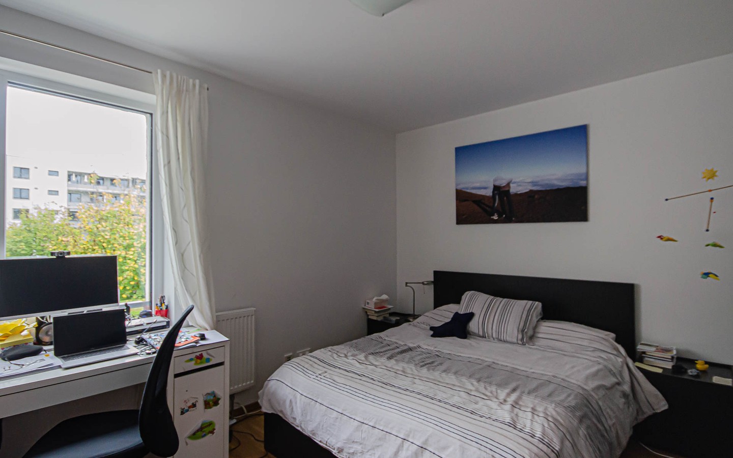 Schlafzimmer - Direkt an der Promenade: Hochwertige Dreizimmerwohnung mit Blick ins Grüne