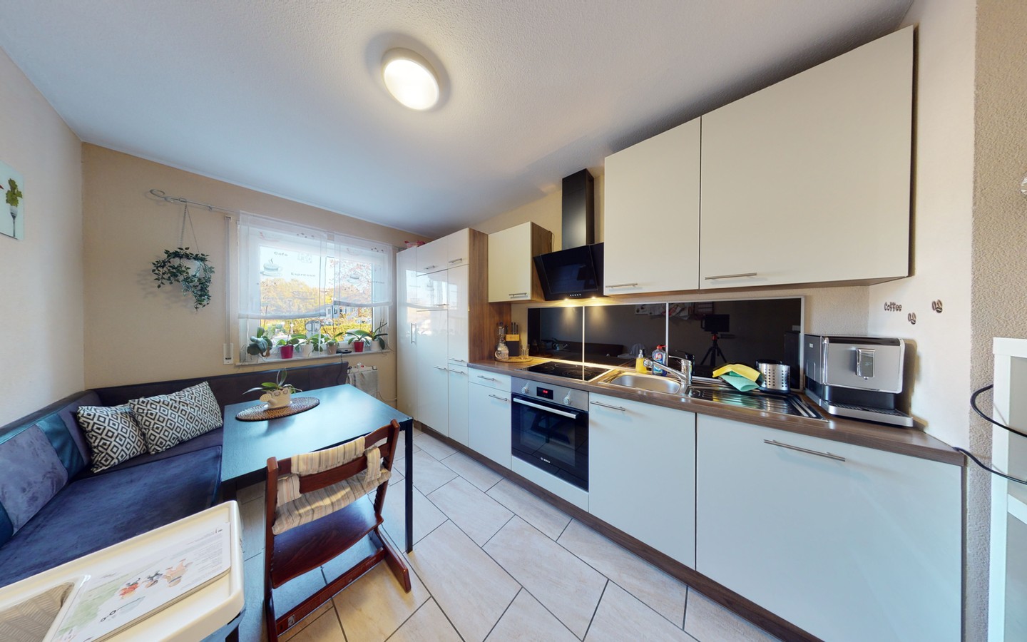 Küche - Großzügige und modernisierte 3,5-Zimmer-Wohnung mit Terrasse und TG-Stellplatz in top Zustand!