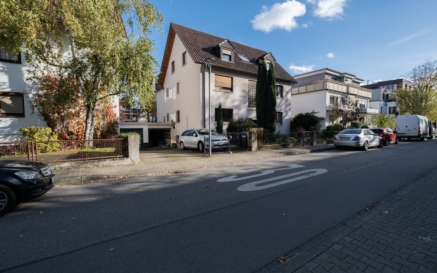 Hausansicht - Wohnhaus mit grünem Paradies für die große Familie oder als Mehrgenerationenhaus in HD-Neuenheim