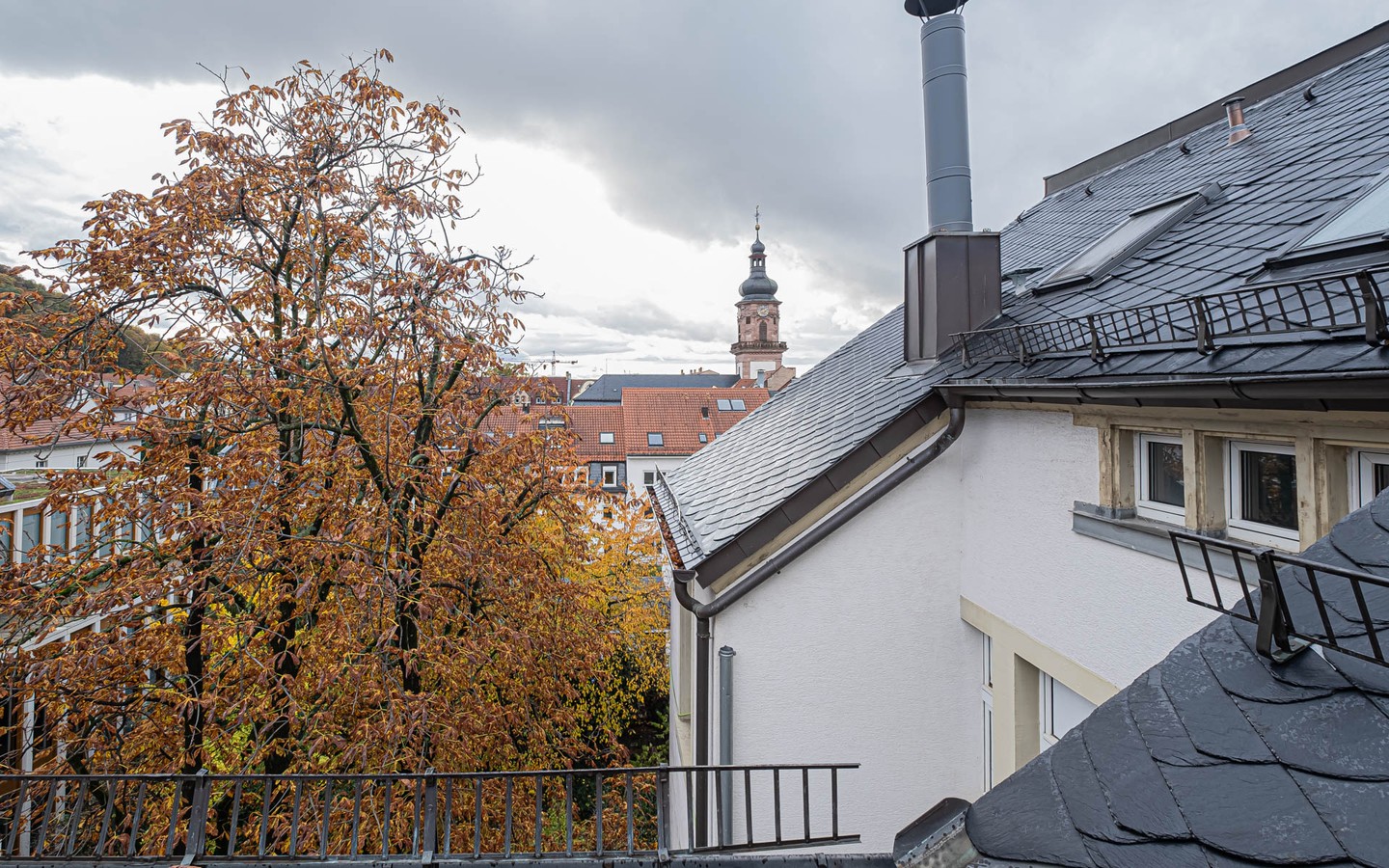 Blick von Küche - Rarität – Dachgeschosswohnung mit Schlossblick -
 Ideal für kreative Singles oder Paare