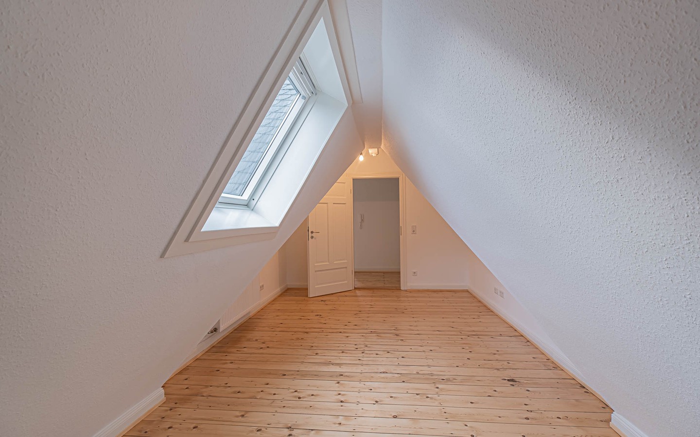 Zimmer "Kreativ" - Rarität – Dachgeschosswohnung mit Schlossblick -
 Ideal für kreative Singles oder Paare