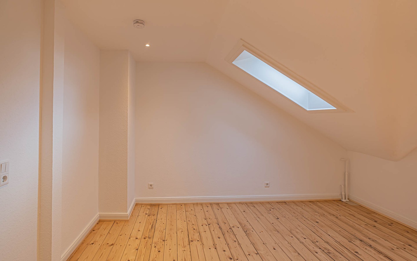 Schlafzimmer - Rarität – Dachgeschosswohnung mit Schlossblick -
 Ideal für kreative Singles oder Paare