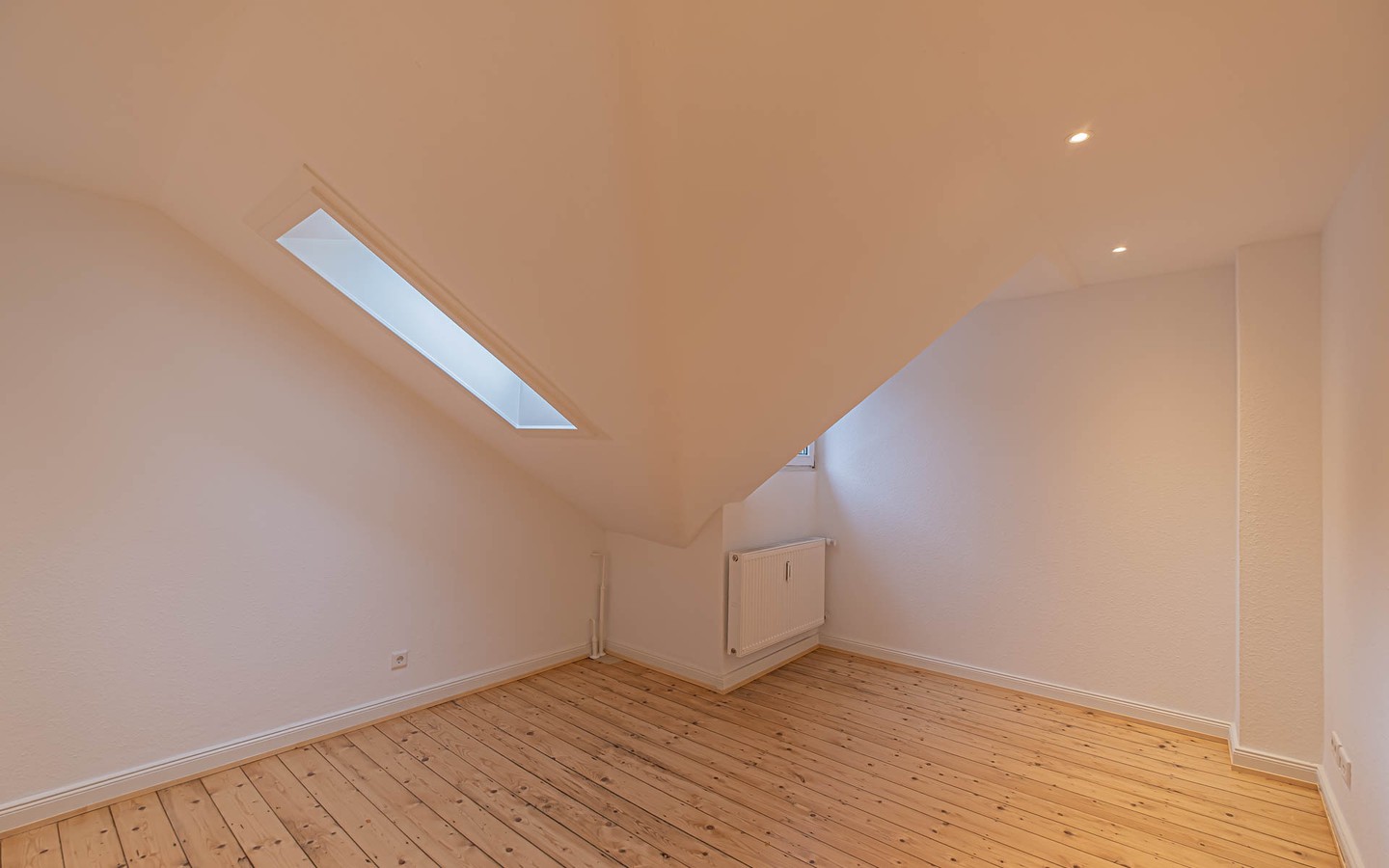 SChlafzimmer - Rarität – Dachgeschosswohnung mit Schlossblick -
 Ideal für kreative Singles oder Paare