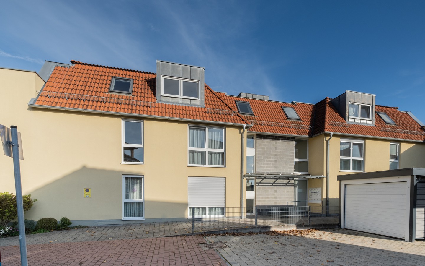 Ansicht Eingang - Nur für Menschen mit Körperbehinderung oder ab 60 Jahren: 2-Zimmer-Dachwohnung mit Balkon in Leimen