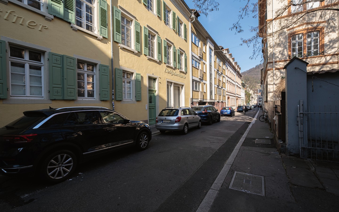 Straßenzug - Bezugsfreie Einzimmerwohnung mit TG-Stellplatz in absolut zentraler Lage der Heidelberger Altstadt
