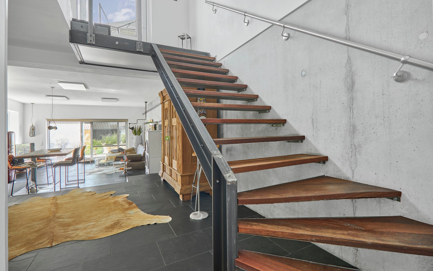 Treppenaufgang - Wohnen mit Loft-Charakter: Einfamilienhaus mit 3 Terrassen und PV-Anlage direkt an den Weinbergen
