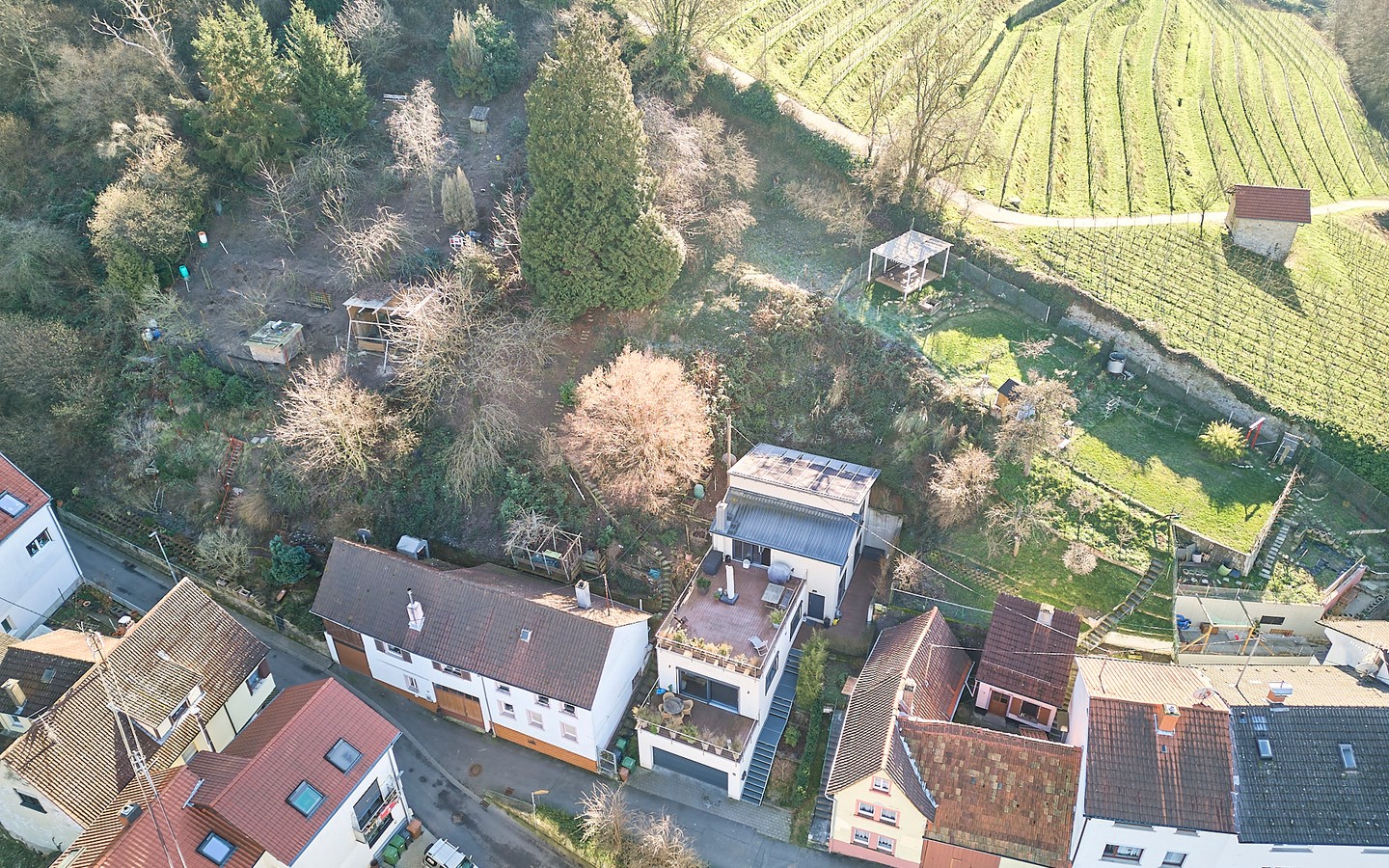Drohne - Wohnen mit Loft-Charakter: Einfamilienhaus mit 3 Terrassen und PV-Anlage direkt an den Weinbergen