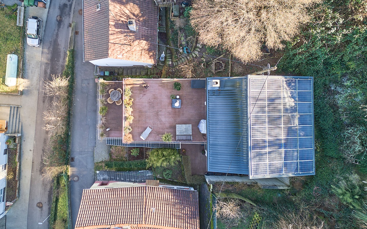 Drohne - Wohnen mit Loft-Charakter: Einfamilienhaus mit 3 Terrassen und PV-Anlage direkt an den Weinbergen