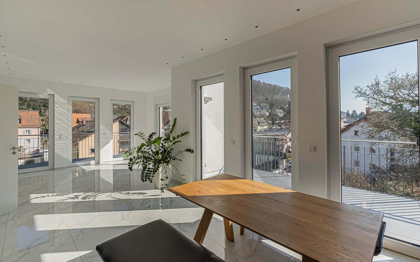 Essbereich mit Blick zum Wohnzimmer - Traumhafte Aussichten: Exklusives Penthouse in Ziegelhausen