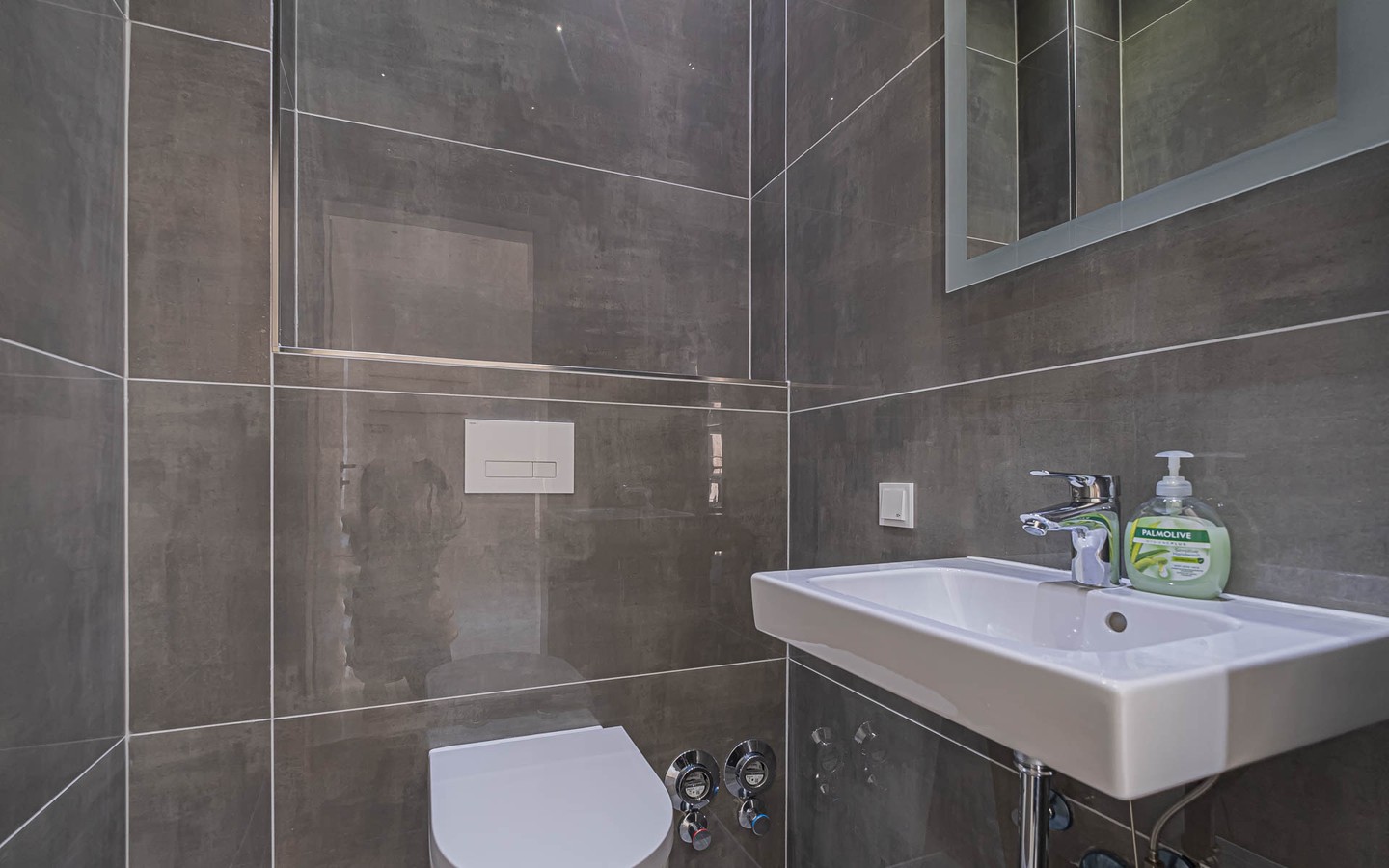 WC - Traumhafte Aussichten: Exklusives Penthouse in Ziegelhausen