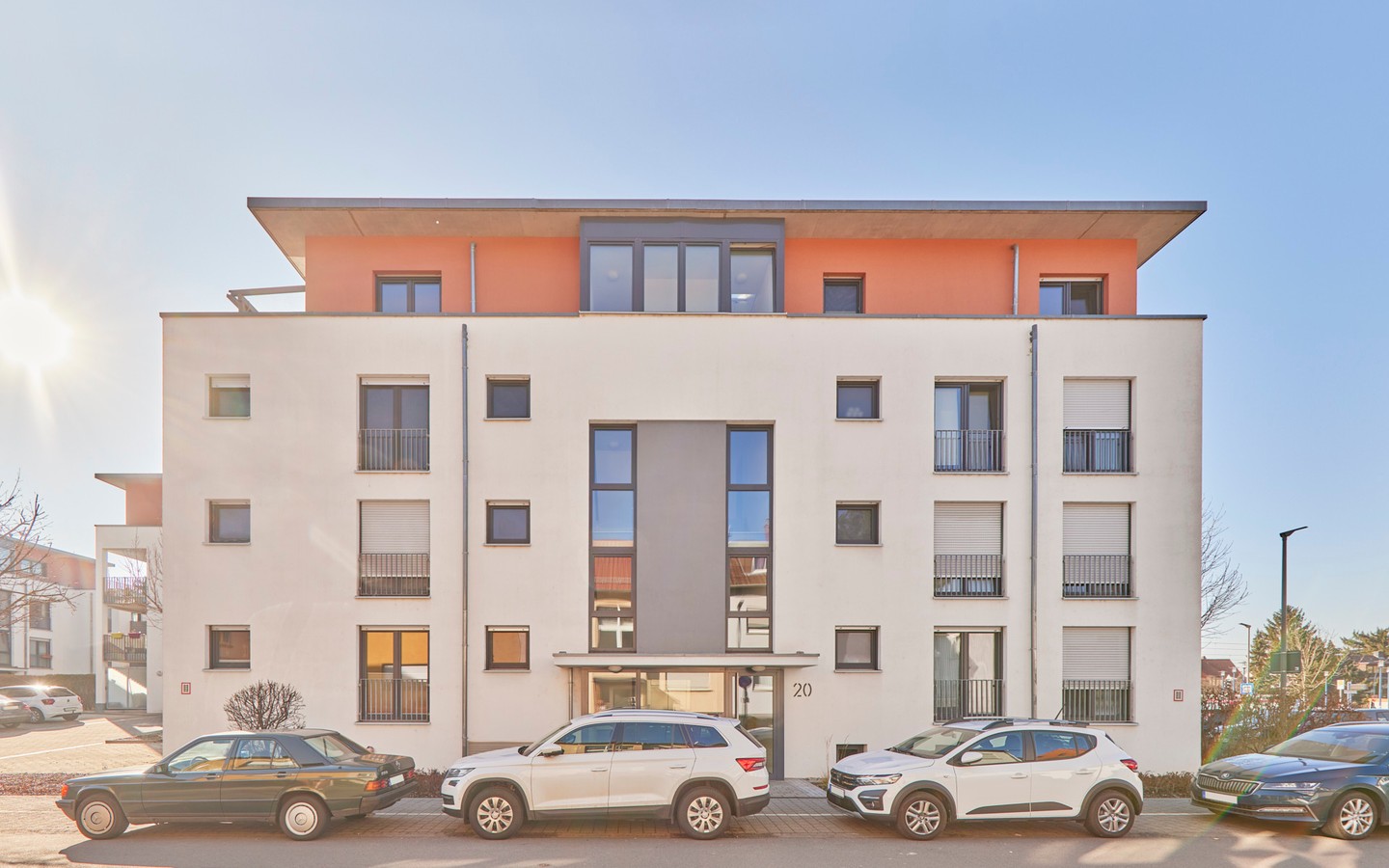 Straßenansicht - Modern und barrierefrei wohnen in Schriesheim: 3-Zimmer-EG-Wohnung mit Garten und 2 Stellplätzen