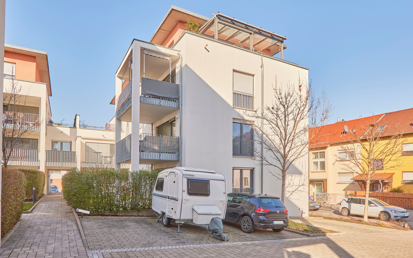 Stellplatzfläche - Modern und barrierefrei wohnen in Schriesheim: 3-Zimmer-EG-Wohnung mit Garten und 2 Stellplätzen