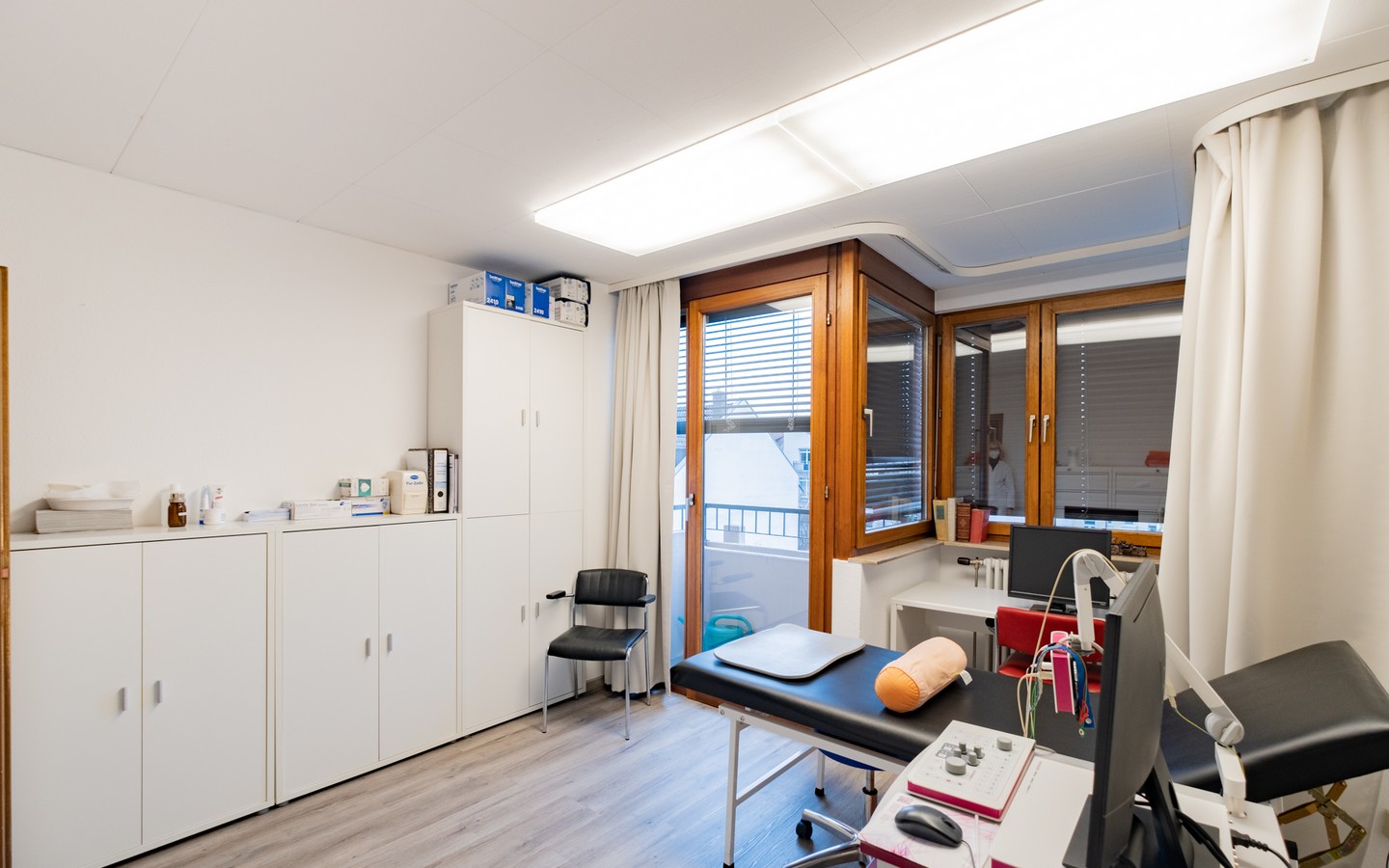 Behandlung - Gewerbeeinheit ohne Käuferprovision: Vermietete Arztpraxis mit Tiefgaragenstellplätzen in Neuenheim