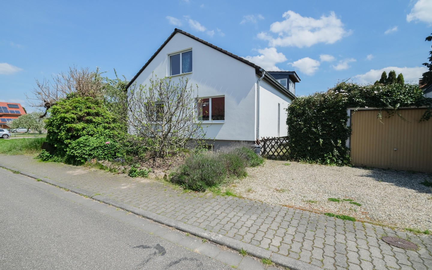 Hausansicht - Ihr neues Zuhause in Rheinsheim: Ein- bis Zweifamilienhaus mit Garten, Terrasse und vielen Extras