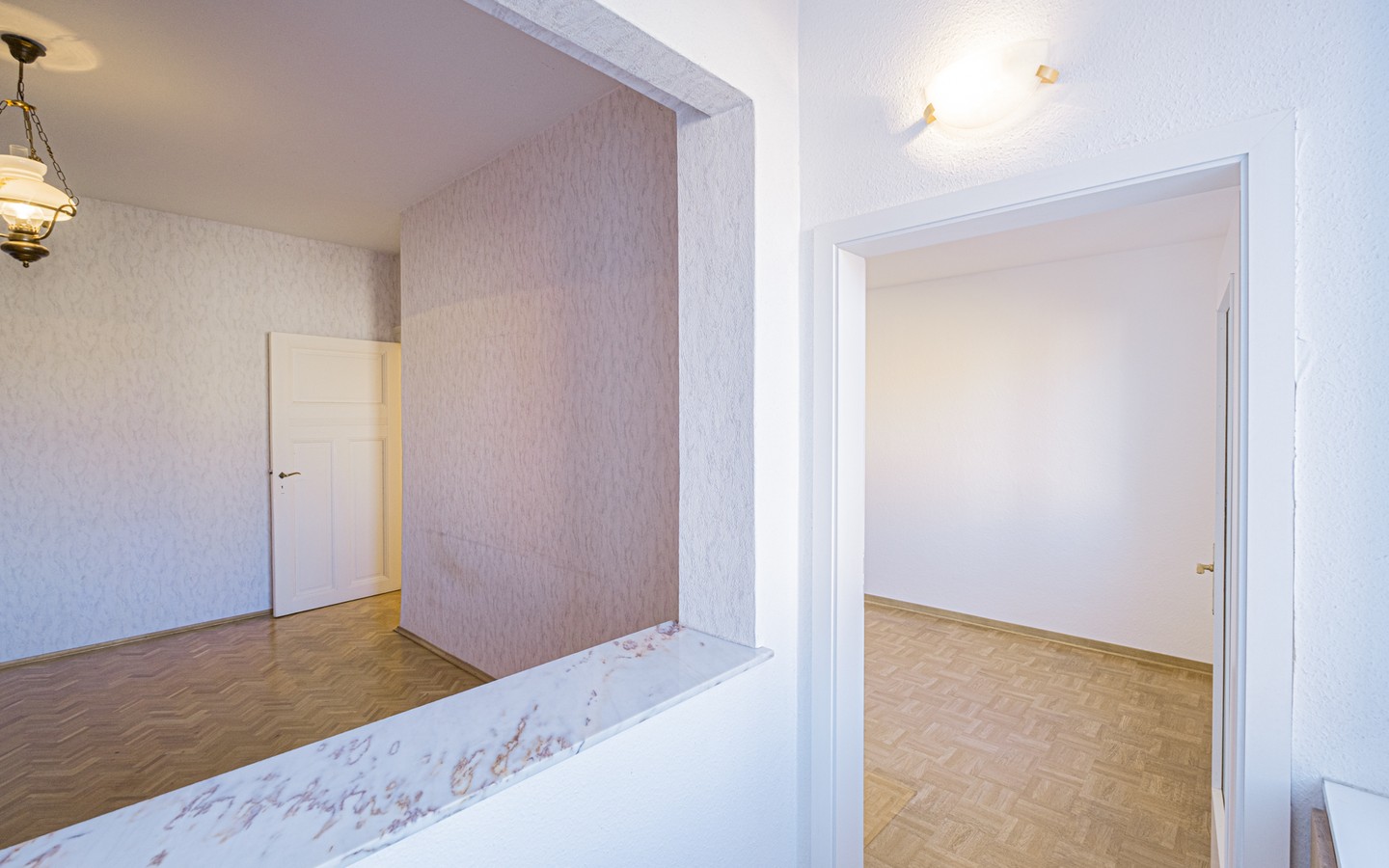 Flur zur Küche - HD-Kirchheim: Bezugsfreie 3-Zimmer-Wohnung mit Garage in perfekter Nähe zum S-Bahnhof