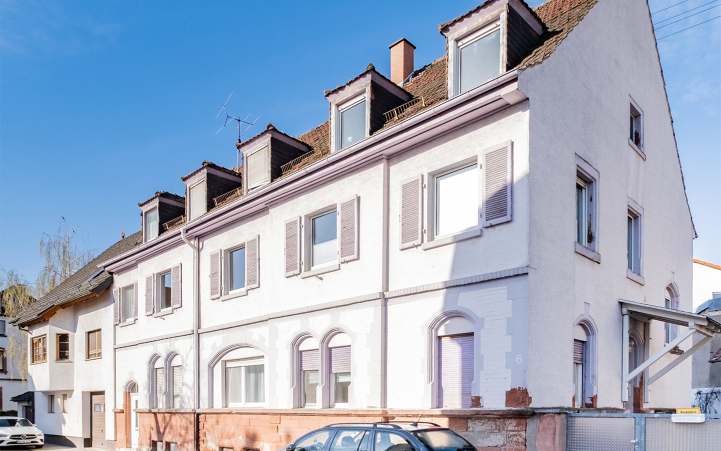 Straßenansicht Gebäude - HD-Kirchheim: Bezugsfreie 3-Zimmer-Wohnung mit Garage in perfekter Nähe zum S-Bahnhof