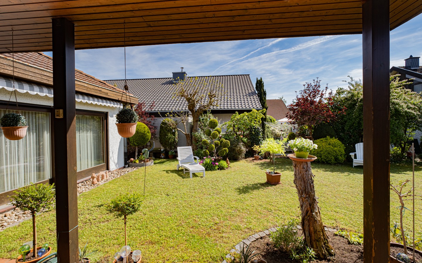 Blick von Terrasse - Ohne Käuferprovision in Hockenheim: Einfamilienhaus mit großem Garten und vielen Annehmlichkeiten