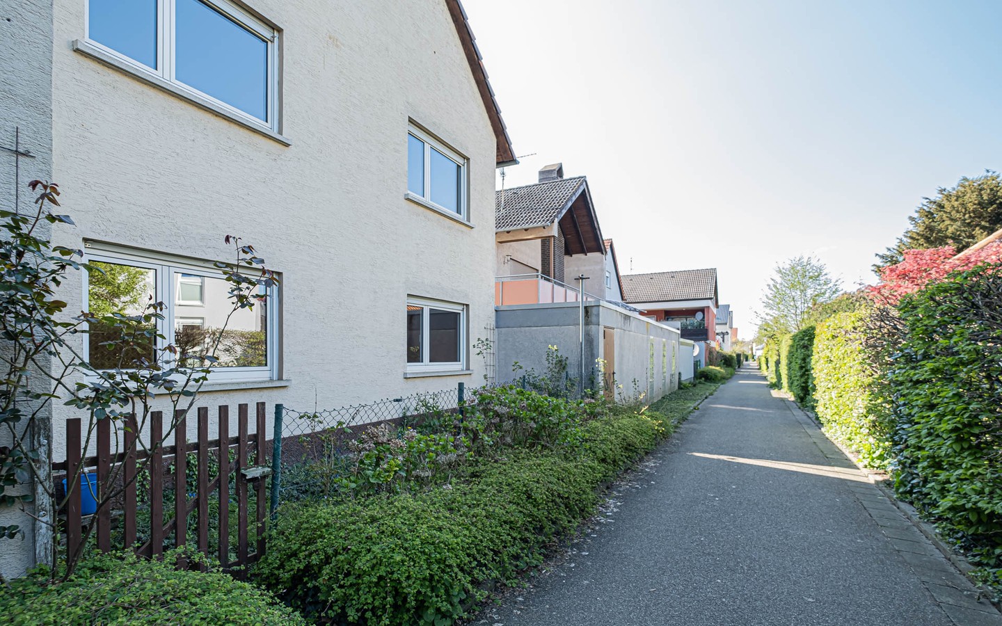 Weg hinter dem Haus  - Edingen-Neckarhausen: Ein charmantes Haus für junge Familien in beliebter Lage