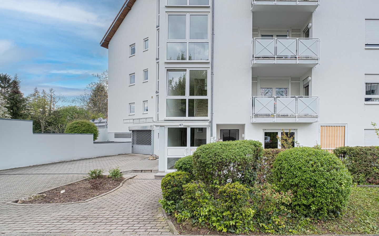 Hausansicht - Gemütliche 2-Zimmer-Wohnung mit sonnigem Balkon und TG-Stellplatz in HD-Kirchheim