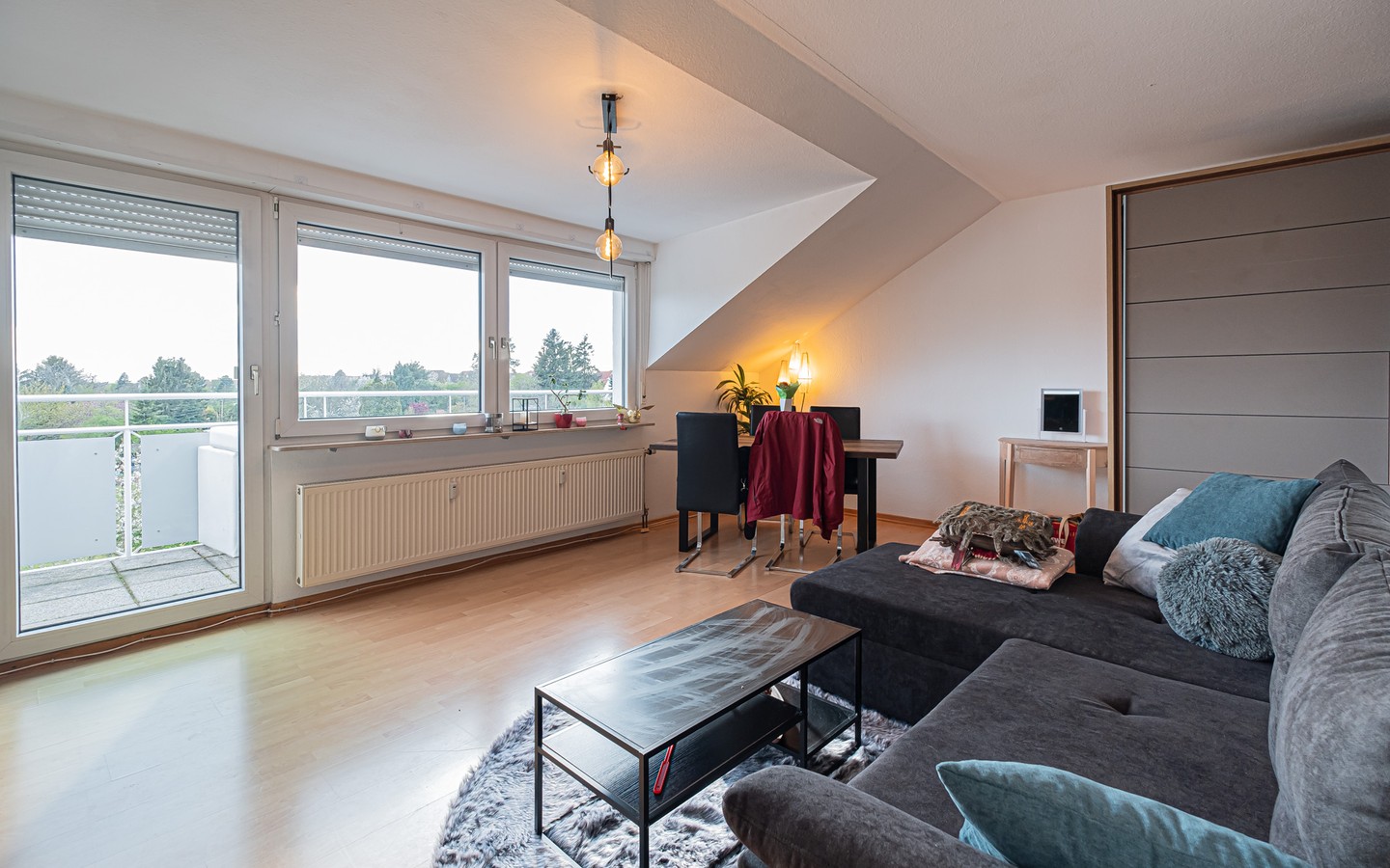 Wohnzimmer - Gemütliche 2-Zimmer-Wohnung mit sonnigem Balkon und TG-Stellplatz in HD-Kirchheim